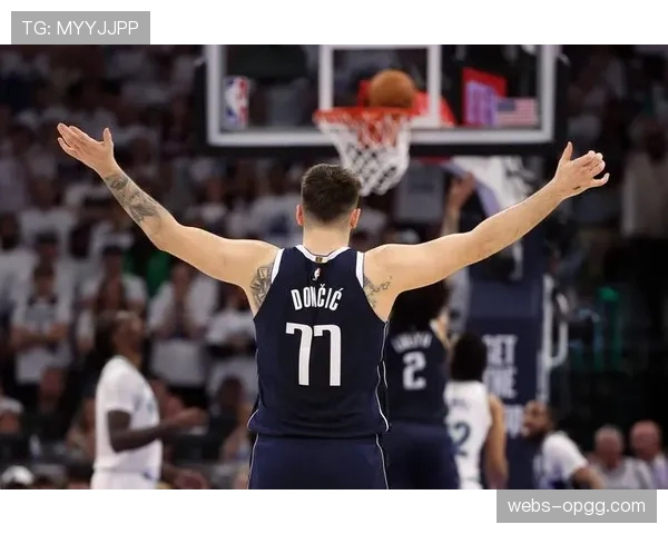 特写:卢卡·东契奇在包夹中送出第15次助攻,找到底角空位射手